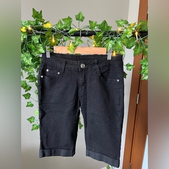 Black Bermuda mid rise shorts size 7/8 - Picture 1 of 4